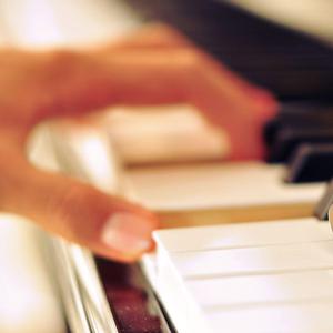 强行按在床上糟蹋视频
